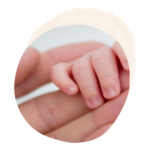 Visuel avec bulle crème-Toucher conscient-3 le toucher conscient, le grasping, un des premiers gestes de l'enfant
